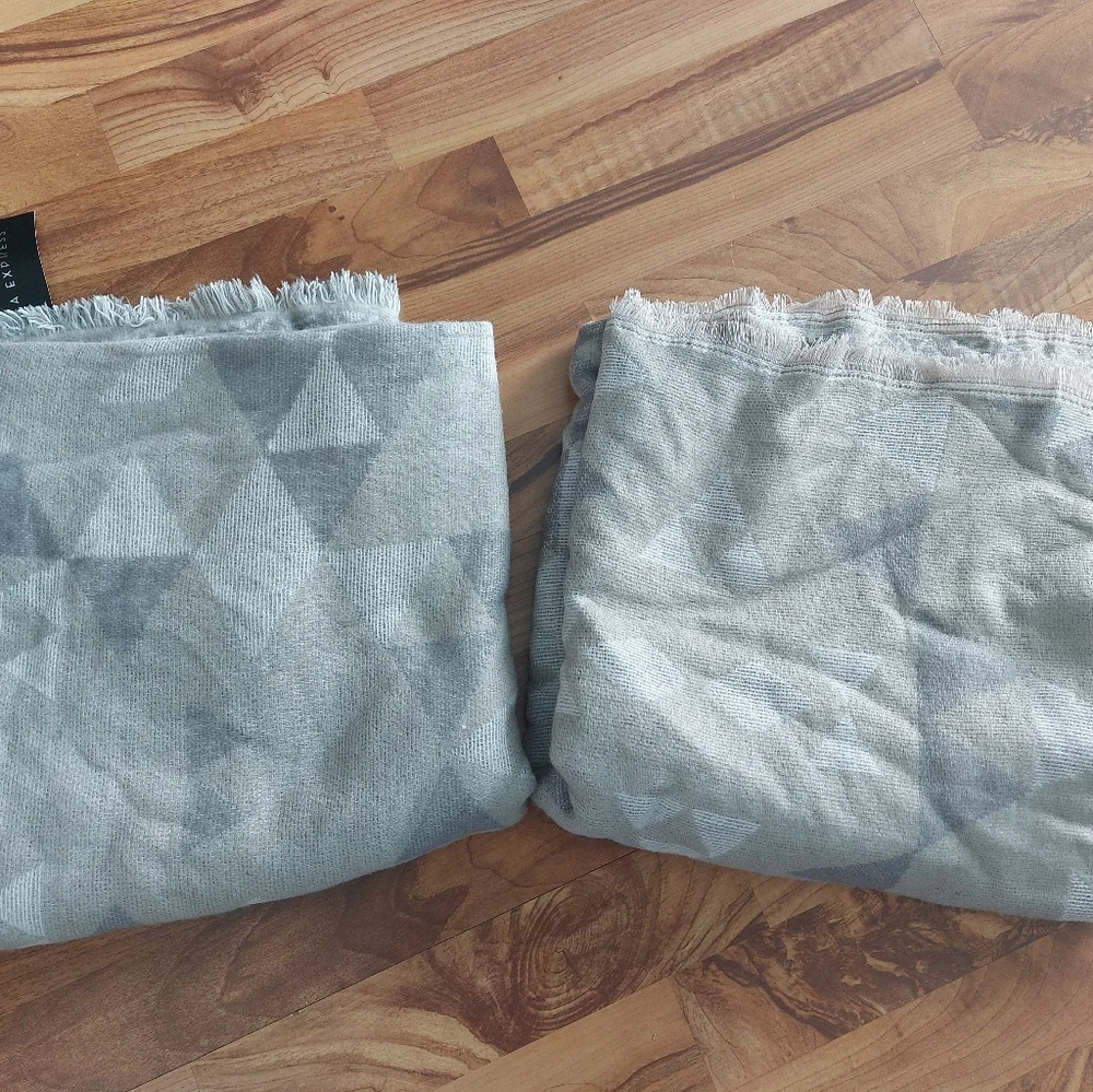 Scarves/Shawl - Picture 2 of 5